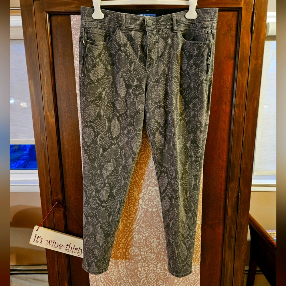 Democracy Ab Solution Straight Leg Pant.